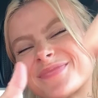 Macht Werbung für Sony Kopfhörer. Kennt Sie jemand? Nude