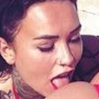 Wer ist das ?  Hat sie of oder so Nude